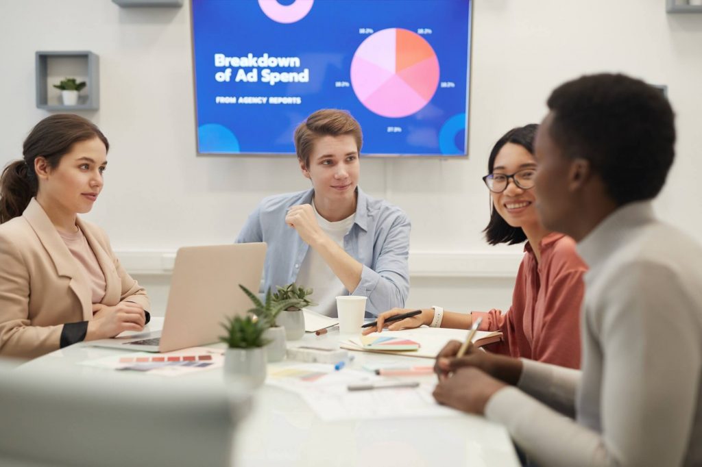 Digiintern team discussing a marketing strategy in a meeting